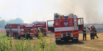S obrovským požárem pole u Plzně bojují desítky hasičů