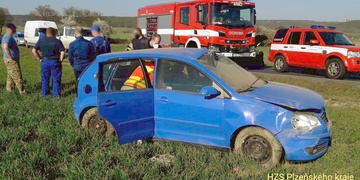 Havárie vozu zablokovala silnici u Touškova