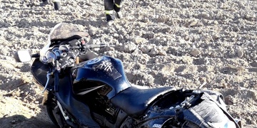 Motorkář vyletěl ze silnice