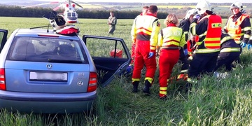 Střet auta s náklaďákem, zraněná žena a dítě