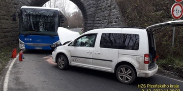 Střet auta s autobusem