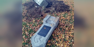 Muže zavalil náhrobní kámen