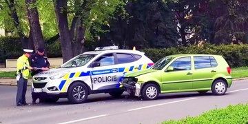 S třemi promile způsobil nehodu přímo s policisty