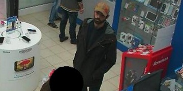 Našel telefon a platební kartu, kterou pak "vyluxoval"