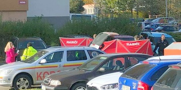 V zaparkovaném autě byl nalezen mrtvý muž