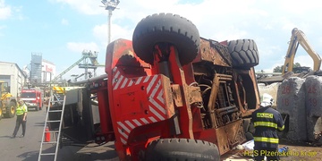 Převrácený mnohatunový nakladač uvěznil muže