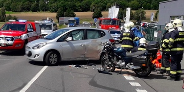 Střet osobního vozu s motocyklem