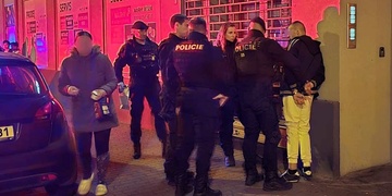 Dvojitý útok v centru Plzně, muž během pár minut přepadl dva muže