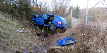 Auto vyletělo z dálnice a několikrát se převrátilo