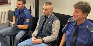 Deset let za pokus o vraždu, dva útoky na policistu a napadení rozbitou lahví