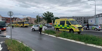 Nedal přednost autobusu, skončil v nemocnici