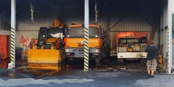 Silničářům ráno shořela technika