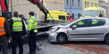 Odtahové vozidlo Městské policie Plzeň utrpělo nehodu, zraněná je i policistka