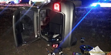 Řidička zůstala po havárii zaklíněna v autě