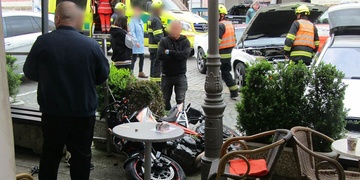 Motorkář i se strojem skončil na terase kavárny