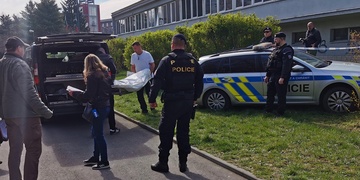 Na Slovanech byl v křoví u garáží nalezen mrtvý muž