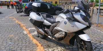 Střet osobního auta a motocyklu