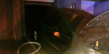 Noční požár garáže