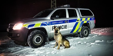 Policisté zadrželi dva pachatele, třetího dopadl služební pes Bond