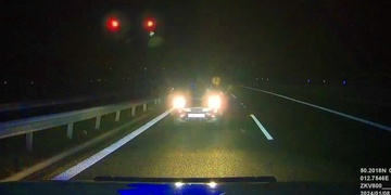 Starší řidička jela na dálnici v protisměru, zastavil ji záchranář se sanitkou