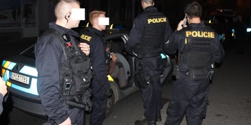 Opilí cizinci napadli barmanku - nechtěla pouštět písničky