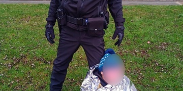 Opilá žena málem umrzla na trávníku