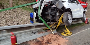 Auto zůstalo viset na svodidlech