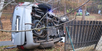 Sjel ze srázu a naboural zaparkované auto i plot