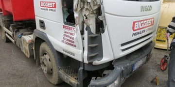 Opilec s náklaďákem poškodil zaparkovaný vůz a pak v druhém usnul