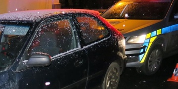 Zmatený a zhulený řidič nacouval policistům do auta