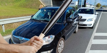 Řidiče napadl agresor s baseballovou pálkou a způsobil tak dopravní nehodu