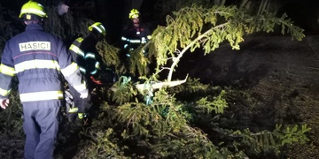 Popadané stromy, zablokovaný vlak i spadlá lampa