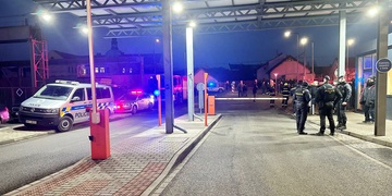 Neznámý volající oznámil uložení bomby v areálu Škoda Electric - aktualizováno