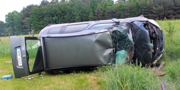 Muž za jízdy usnul a v plné rychlosti vyletěl ze silnice