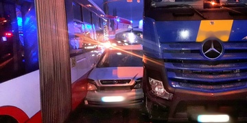 Osobní vůz skončil skřípnutý mezi kamionem a autobusem
