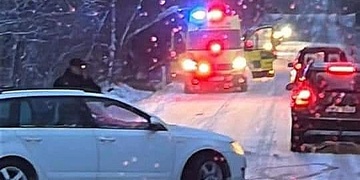 Autobus převážející dvě desítky cestujících havaroval