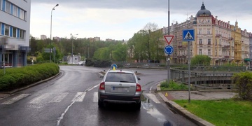 Cyklistka vjela na přechod pro chodce přímo před přijíždějící auto