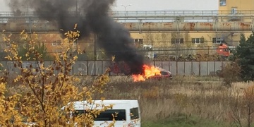 Požár auta, řidič i s malým dítětem naštěstí ohni unikli