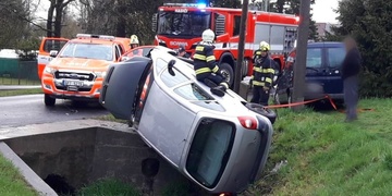 Řidička nezvládla řízení a sjela z mostku