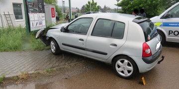 Senior s autem skončil v poutači čerpací stanice