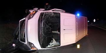 Řidič se s dodávkou převrátil