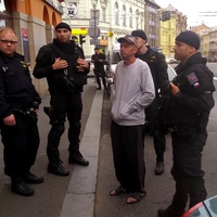 Těžce opilý řidič zablokoval trolejbus