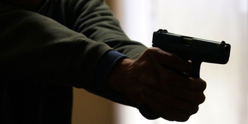 Pistolí ozbrojený taxikář na Doubravce zachránil ženu