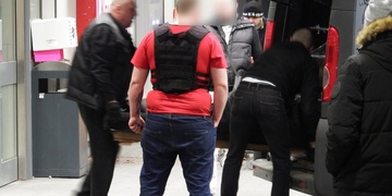 Narkoman se předávkoval a zemřel na záchodě obchodního domu