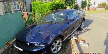 Senior ustájil Mustanga do výkopu