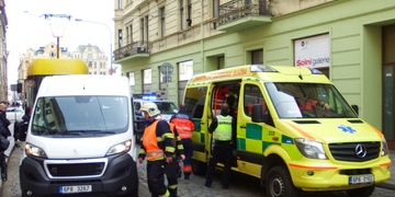 Střet tramvaje s dodávkou zablokoval centrum Plzně