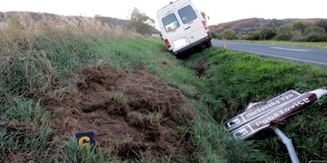 Totálně opilý řidič dodávky přejel do protisměru, smetl značku a skončil v příkopu