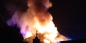 Noční požár ohrožoval rodinný dům