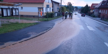 Voda z přelitého rybníka zatopila ulice i sklepy