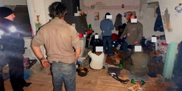 Mezi bezdomovci se ukrýval celostátně hledaný cizinec